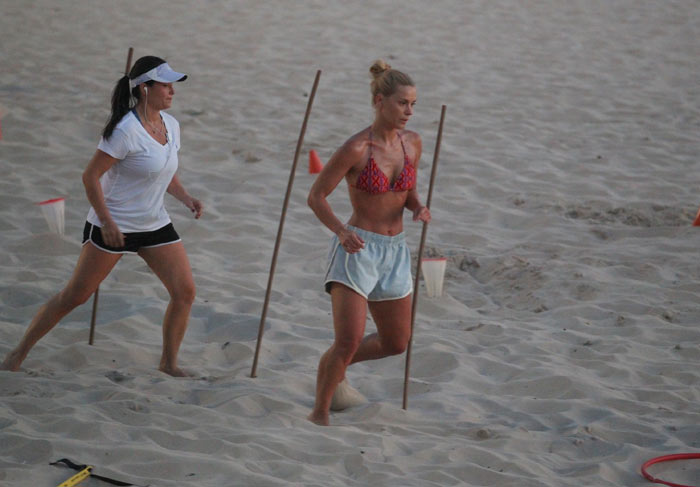 Carolina Dieckmann treina na praia