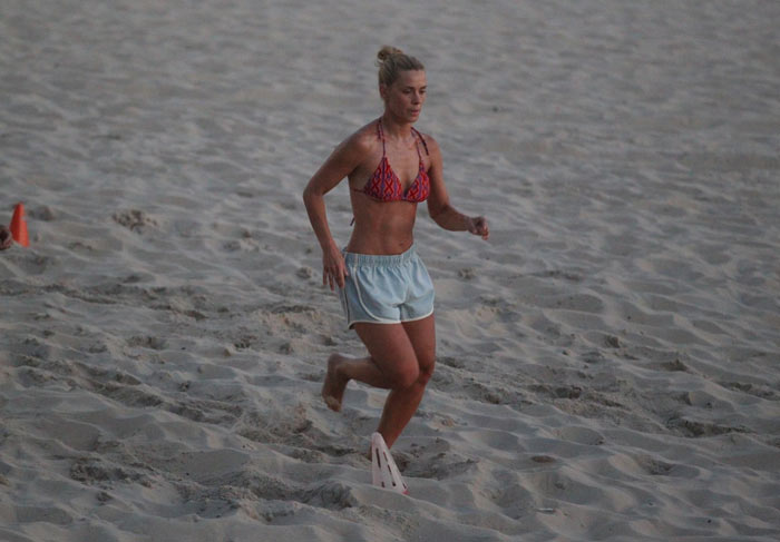 Carolina Dieckmann treina na praia