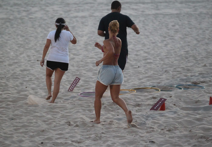 Carolina Dieckmann treina na praia