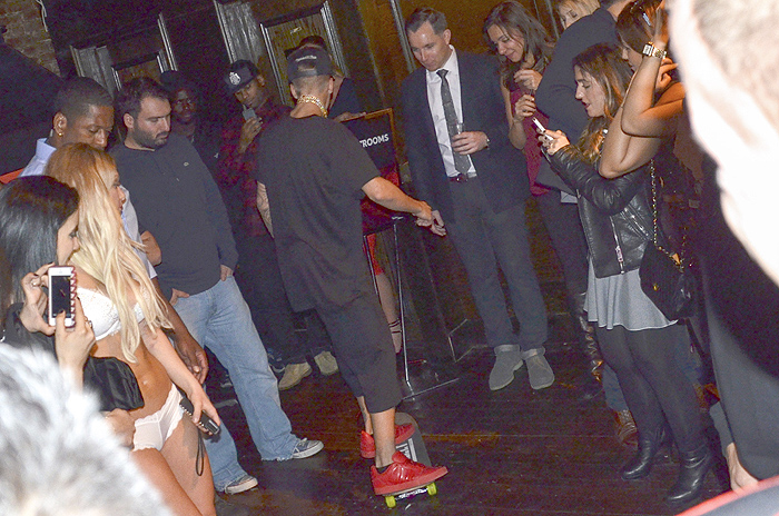 Justin Bieber anda de skate no meio de festa em Nova York