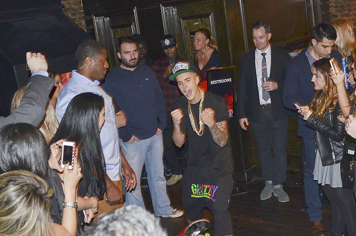 Justin Bieber anda de skate no meio de festa em Nova York