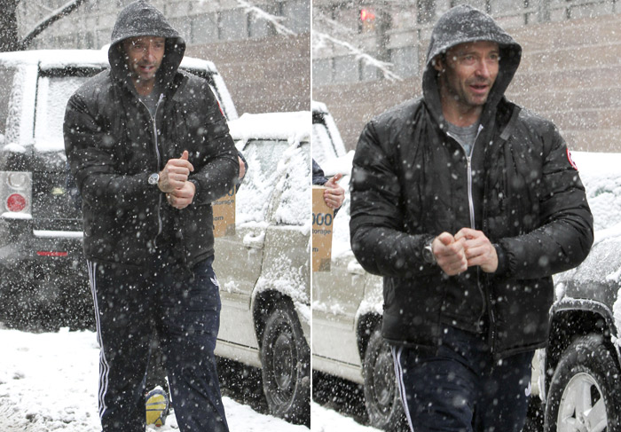 Hugh Jackman corre para fugir da nevasca em Nova York