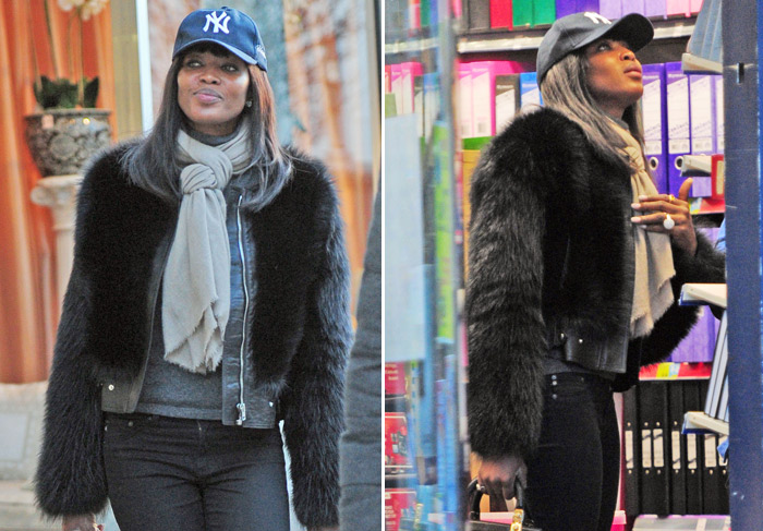 Naomi Campbell combina boné com casaco de pele para ir às compras