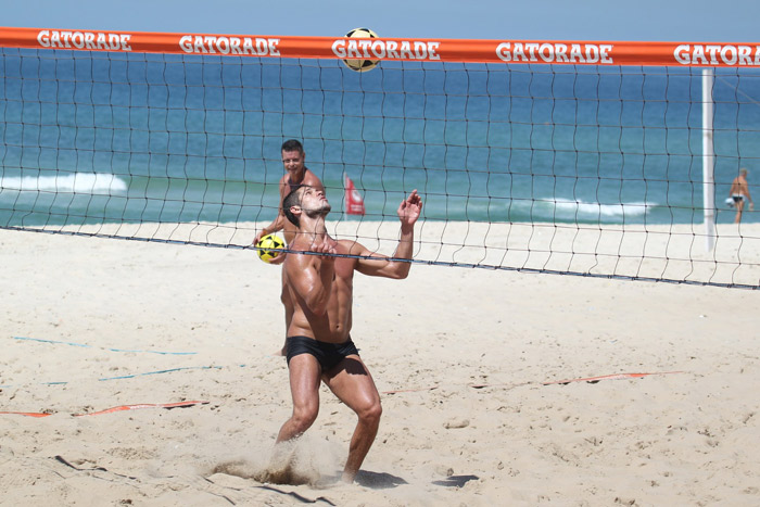 José Loreto chama atenção com barriga tanquinho em jogo de futevôlei