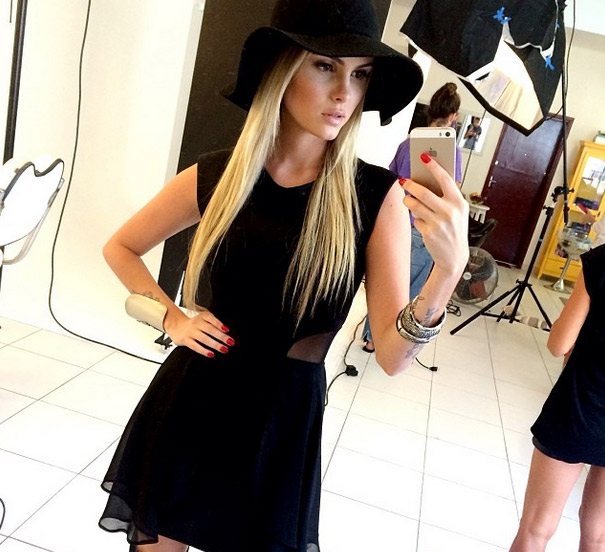 Barbara Evans posa com look preto e é elogiada nas redes sociais