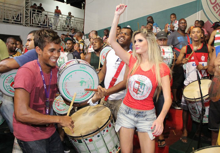 Bárbara Evans na quadra da Grande Rio