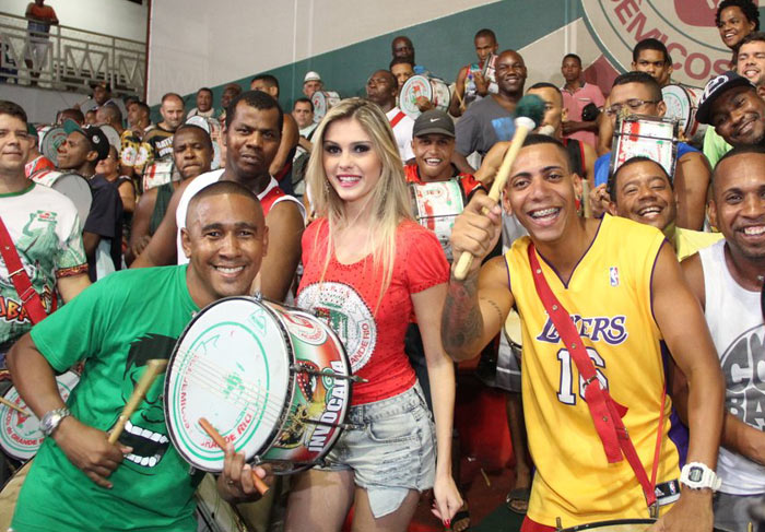 Bárbara Evans na quadra da Grande Rio