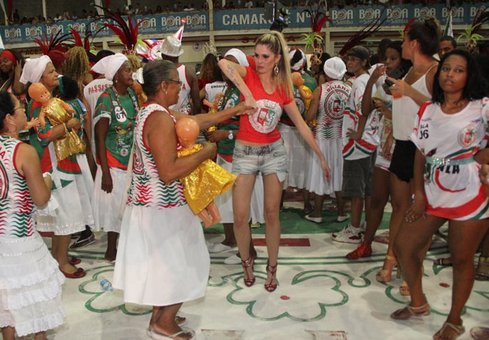 Bárbara Evans na quadra da Grande Rio