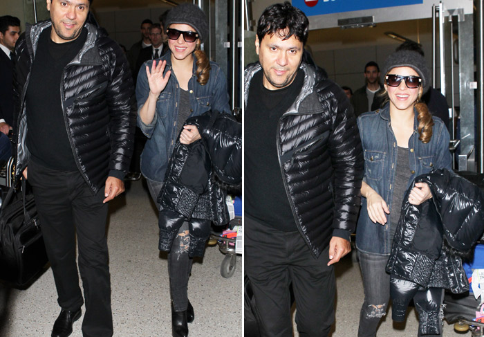 Shakira desembarca toda sorridente em aeroporto de Los Angeles