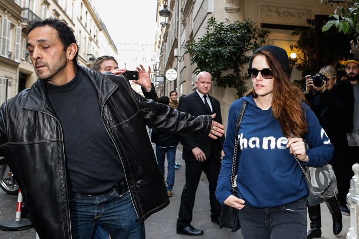 Kristen Stewart chega ao estúdio da Channel, em Paris