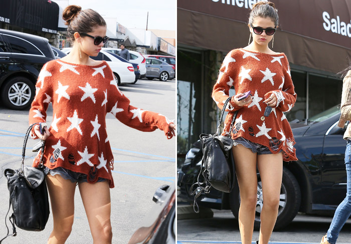 Selena Gomez usa blusa toda estrelada para ir almoçar