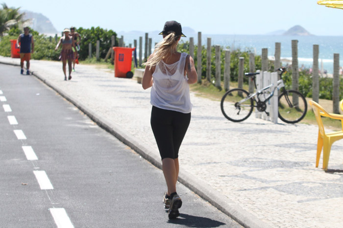 Juliana Didone usa boné de aba larga para correr na orla 