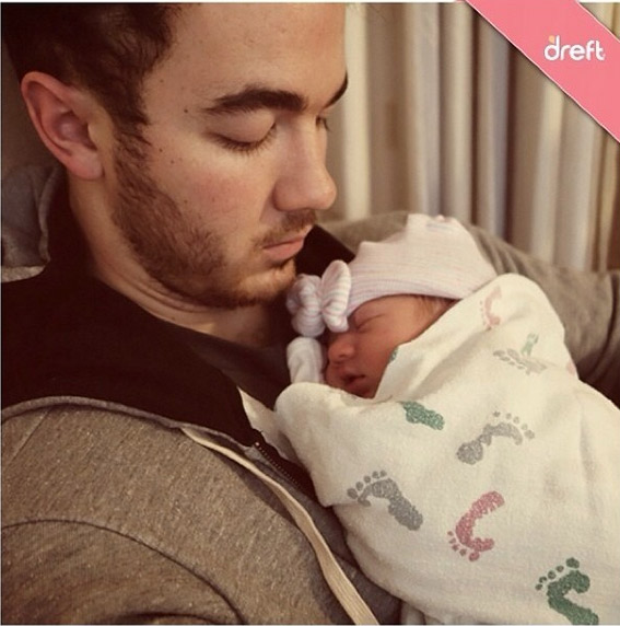 Kevin Jonas posa com a filha e se derrete de amores