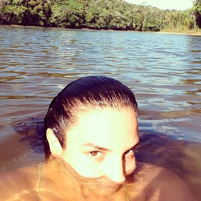 Ivete Sangalo toma banho de Rio para se refrescar do calor