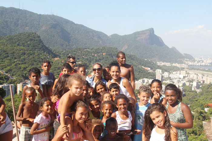 Valesca Popozuda grava clipe na Rocinha e fãz fazem a festa