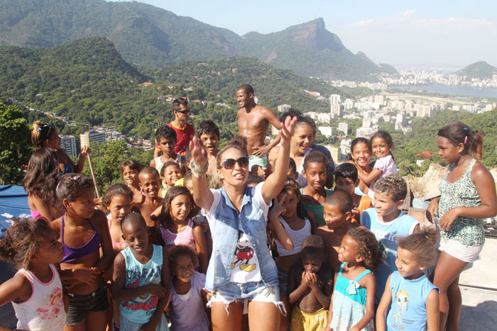 Valesca Popozuda grava clipe na Rocinha e fãz fazem a festa