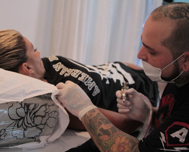 Valesca Popozuda faz sua primeira tatuagem na companhia de MC Guimê