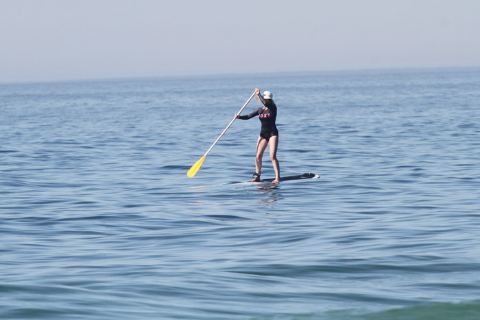 Bárbara Paz se desequilibra enquanto pratica stand up paddle