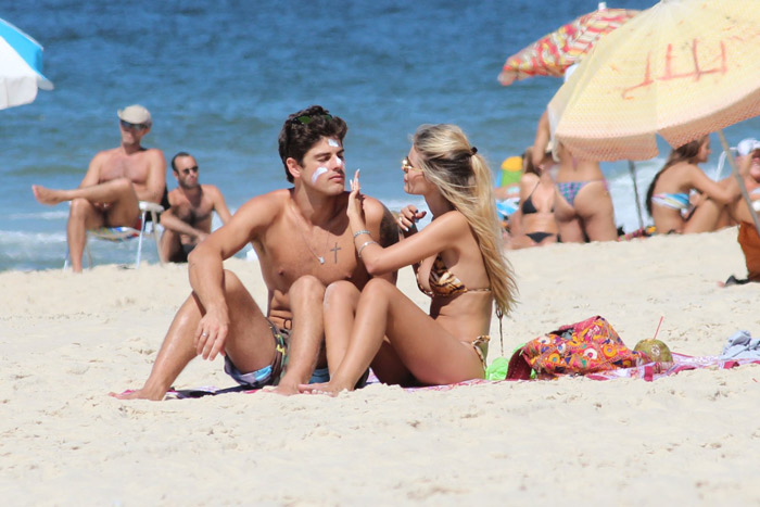 Yasmin Brunet ganha beijinhos em dia de praia com o marido