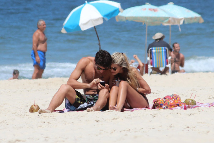 Yasmin Brunet ganha beijinhos em dia de praia com o marido