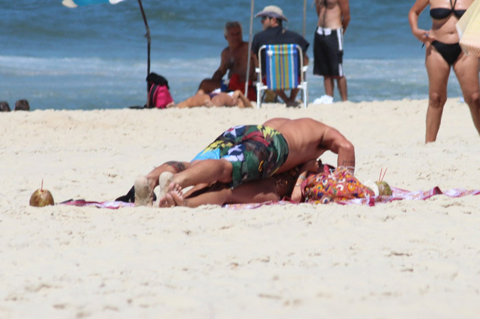 Yasmin Brunet ganha beijinhos em dia de praia com o marido