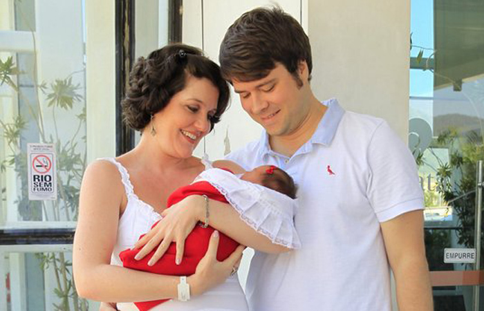 Larissa Maciel deixa a maternidade com a filha no colo, no Rio