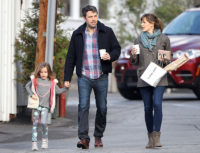 Jennifer Garner e Ben Affleck passeiam por Los Angeles com a filha