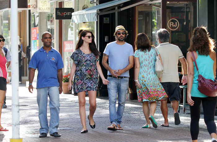 Alinne Moraes exibe barriguinha de grávida em passeio com o marido em Ipanema