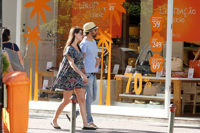 Alinne Moraes exibe barriguinha de grávida em passeio com o marido em Ipanema