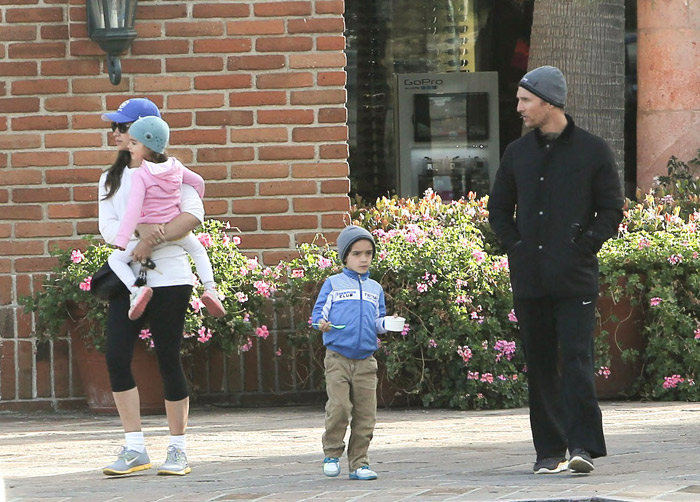 Matthew McConaughey e Camila Alves passeiam com os filhos