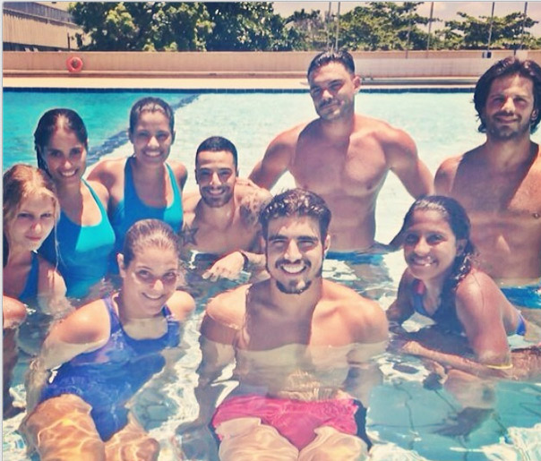 Caio Castro se refresca em piscina com ex-colegas de Amor à Vida