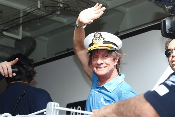 Roberto Carlos chega ao seu cruzeiro a bordo de lamborgini