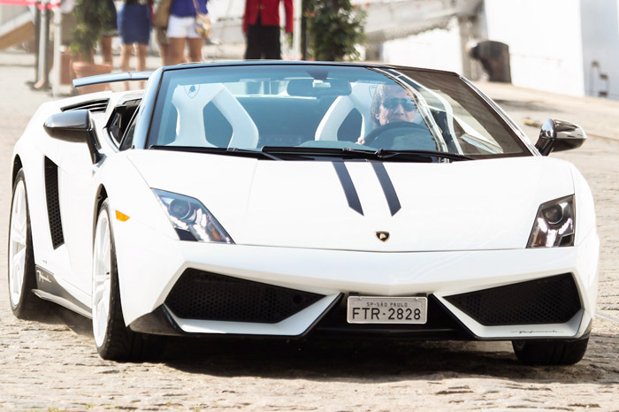 Roberto Carlos chega ao Projeto Emoções em Alto Mar dirigindo seu Lamborghini