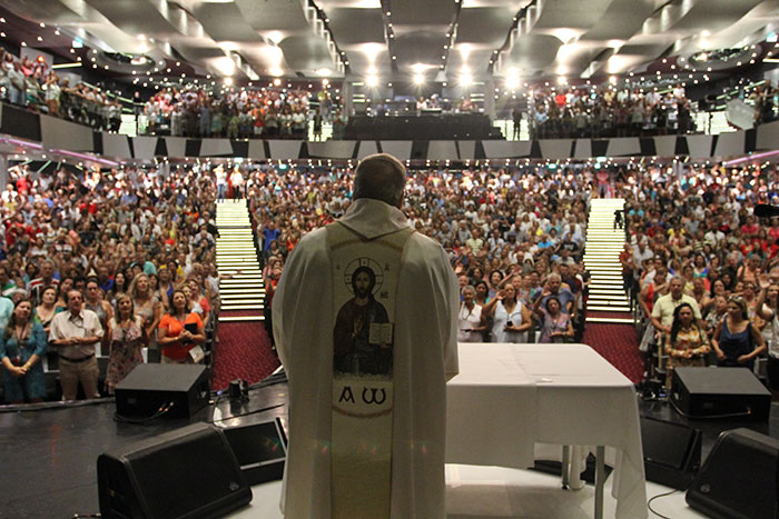 Em missa no navio, Padre Antonio Maria canta versão de Esse Cara Sou Eu