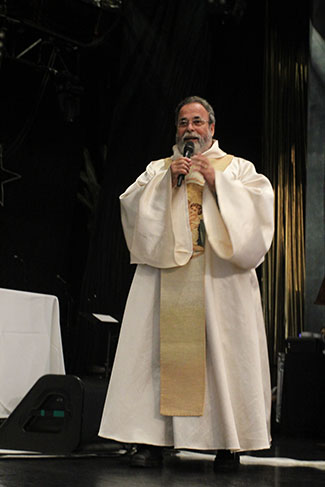 Em missa no navio, Padre Antonio Maria canta versão de Esse Cara Sou Eu