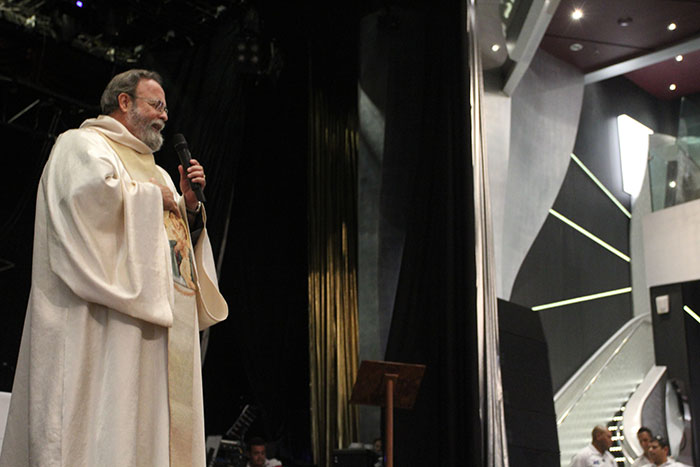 Em missa no navio, Padre Antonio Maria canta versão de Esse Cara Sou Eu