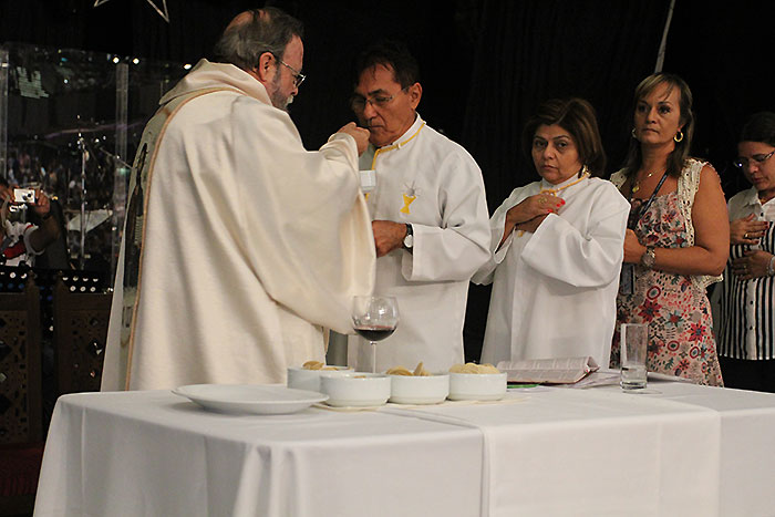 Em missa no navio, Padre Antonio Maria canta versão de Esse Cara Sou Eu