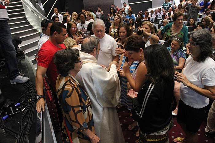 Em missa no navio, Padre Antonio Maria canta versão de Esse Cara Sou Eu