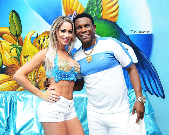 Carol Narizinho dá show de samba na quadra da Beija-Flor