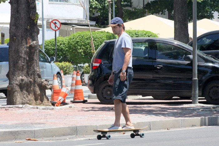 Marcelo Serrado anda de Skate na orla de Copacabana