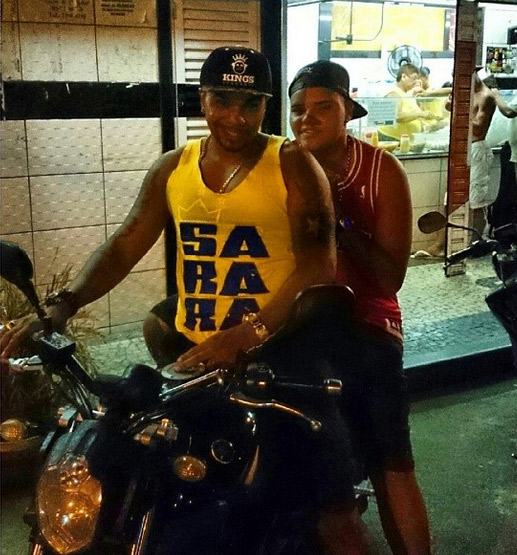 Naldo passeia de moto com o filho