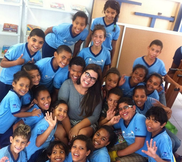 Fabiana Karla lê seu livro para crianças em escola do Recife