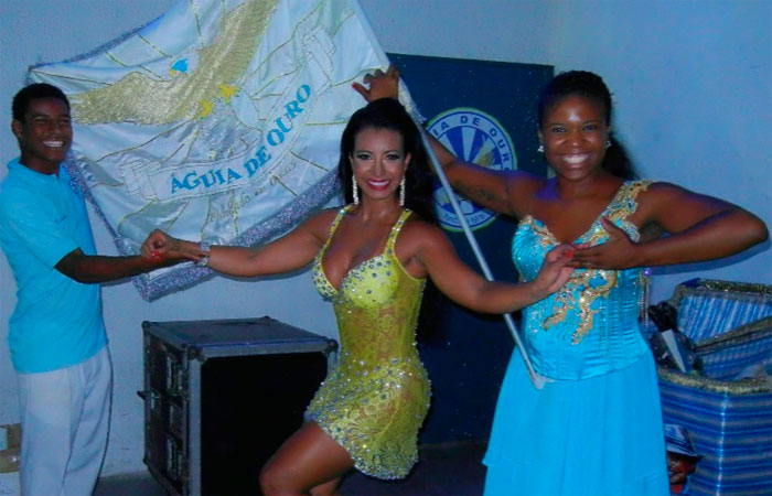 Cinthia Santos cai no samba em ensaio da Águia de Ouro, em São Paulo