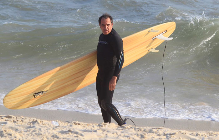 Humberto Martins dá show de habilidade no surfe no Rio de Janeiro