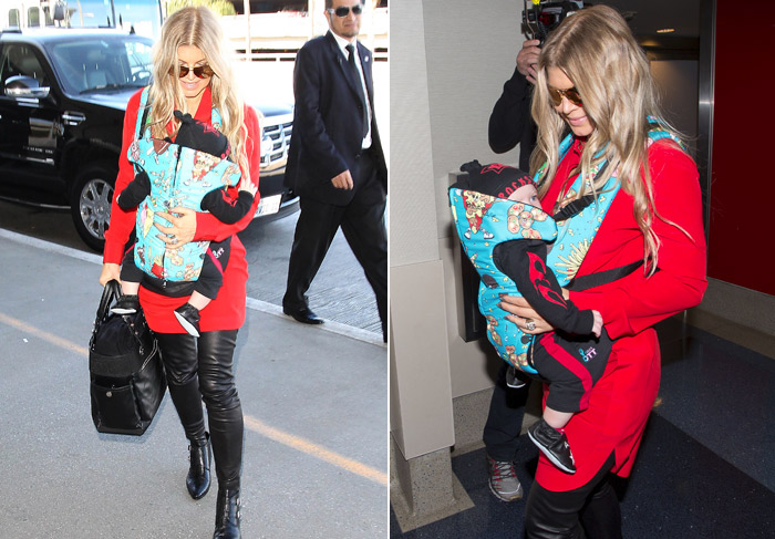 Fergie embarca em Los Angeles carregando o filho em canguru