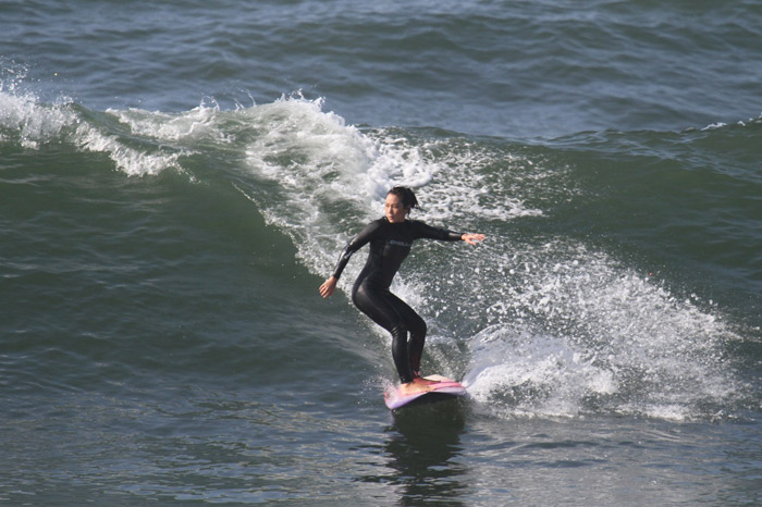 Daniele Suzuki cai de prancha, mas logo se recupera para surfar