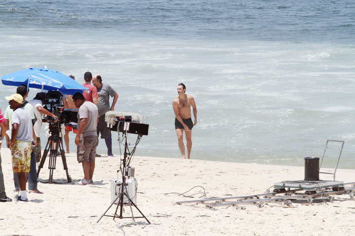 Gabriel Braga Nunes grava novas cenas de Em Família na praia da Reserva, no Rio