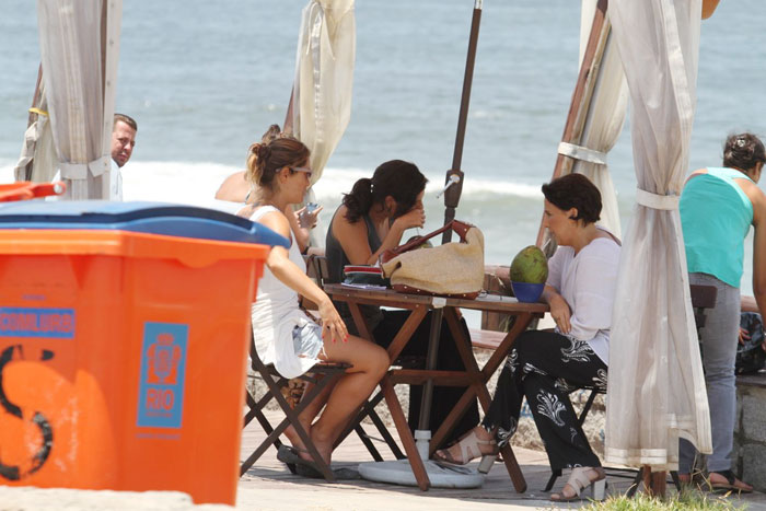 Gabriel Braga Nunes grava novas cenas de Em Família na praia da Reserva, no Rio