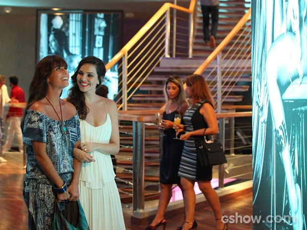 Em Família: Marina sente atração por Clara ao conhecê-la em uma exposição