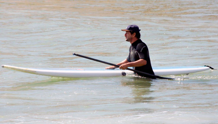 Marcelo Serrado pratica Stand Up Paddle na praia do Arpoador